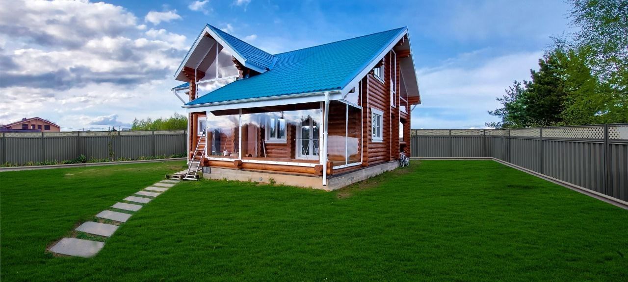 Мягкие окна на веранде загородного дома в Верее
